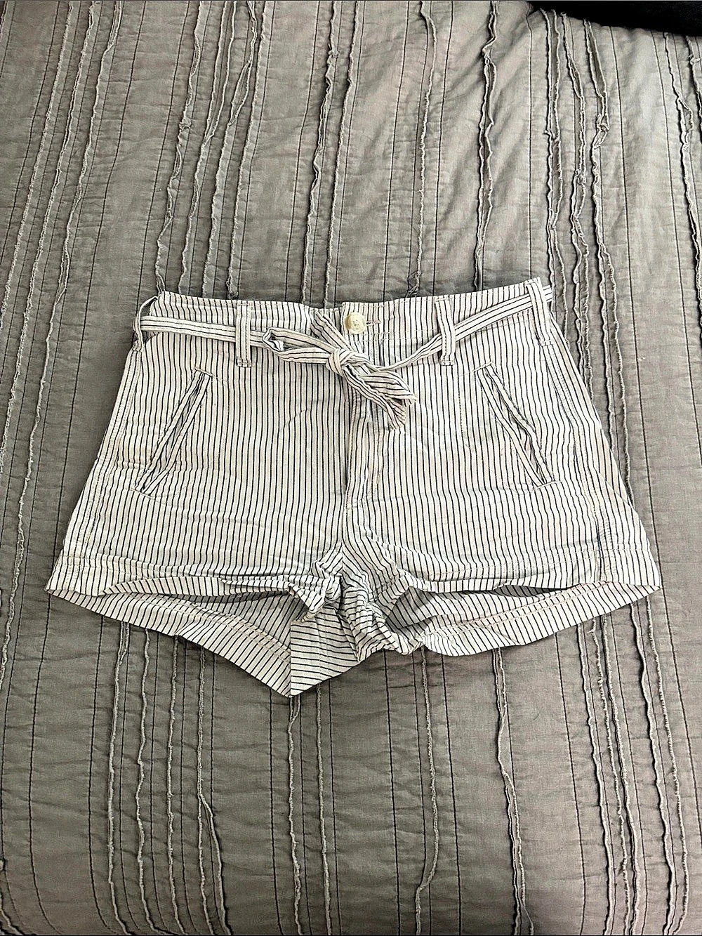 American Eagle Striped Jean Shorts in White & Blue Size 2 Like New